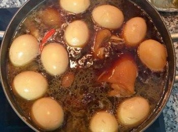 step13: 20分鐘後，蓋上鍋蓋繼續小火燜煮；