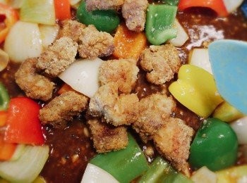 step9: 最後放入已炸好的梅頭肉和菠蘿快手炒勻上碟便可。