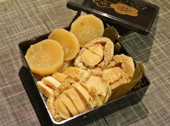 step4: 加入冰糖，繼續煲約1個半鐘，試味🥄🧂閂火。放涼；
食時將鮑魚切片，將所有材料上碟擺好，完成！