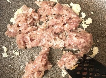 step4: 放入豬絞肉與蒜蓉翻炒至熟。