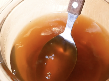 step4: 接下來製作<span class="group_2">糖水</span>，將熱水與黑糖倒在一起融化拌勻，也放入冰箱冷藏。