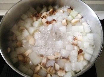 step2: 大火煲水滾後放所有材料下去(連浸泡冬菇的水)