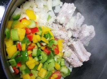 step3: 用大火燒熱煲加少少油，先煎一煎豬肋條變金黃鎖住肉汁，再加埋洋蔥+蒜頭+三色椒+西芹先炒香，
