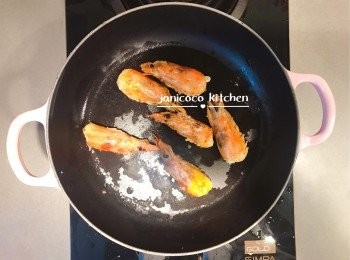 step3: 用油開鍋。加入蝦頭煎香，同時用工具按壓蝦頭擠壓蝦膏和蝦汁，大約煎5分鐘。