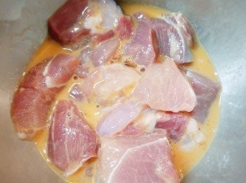 step1: 梅頭豬肉洗淨切塊，用一茶匙糖、1/4茶匙鹽、一茶匙粟粉、一茶匙水和少許蛋液先醃約15分鐘。