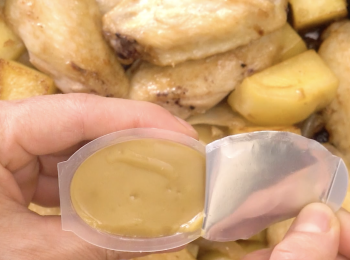 step4: <a href="https://bit.ly/3zHU5V3" target="_blank" data-keyword="雞翼" class="guide-link"><strong>雞翼</strong></a> <span style="display:inline-block;vertical-align:middle;margin-top:-3px;color:initial;border-radius:3px;padding:2px 3px;font-size:12px;line-height:14px;background:#87d300;color:#fff;">即買</span> 回鑊，下<span class="group_2">汁料</span>拌勻煮滾，轉慢火蓋上鑊蓋以慢火炆約15分鐘至收汁即成