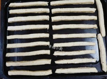 step9: 放在烘培盤上進行二次醒發，夏天室溫大約發酵需20分鐘、發酵完成后入爐。160度上下火焗約70分鐘。中途要觀察不要烤焦了。不能太高溫，不然烤出來的面條包不脆。低溫慢烤可以把面團內的水份烤干。出來的口感是香脆。如果不脆證明需要延長時間再烤。每個焗爐的溫度都不盡相同，所以要依實際情況來做調整。