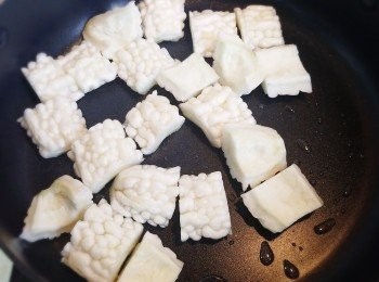 step6: 下少許油，將白苦瓜兩面略煎香，盛起待用。