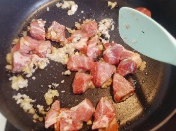 step8: 加入肉排煎至微黃色。