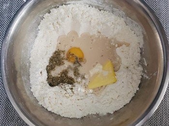 step2: 將酵母水倒入面粉內。