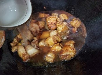 step5: 加入滾水剛好蓋過腩肉面