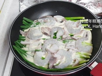 step4: 淋上適量煎餅漿，放上魷魚和大蝦，