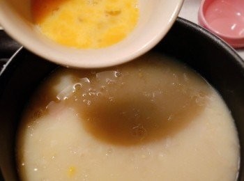 step6: 最後熄火加入已拂勻的雞蛋，用筷子搞拌成蛋花便成，食前隨個人喜好加入胡椒粉。