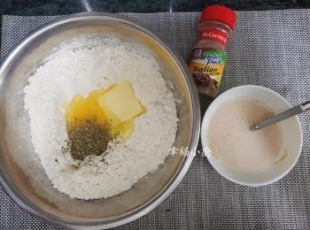 step1: 將面粉，牛油，雞蛋，意大利香草放入容器內，我用的是圖片上的意大利香草，酵母粉糖放入小碗內，倒入適量的溫水攪拌至酵母融化。