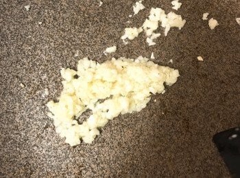 step3: 加少許油爆香蒜蓉。