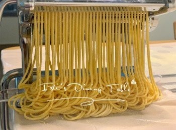 step8: 麵糰壓好後，撒上麵粉，便可放入切麵機切成麵條