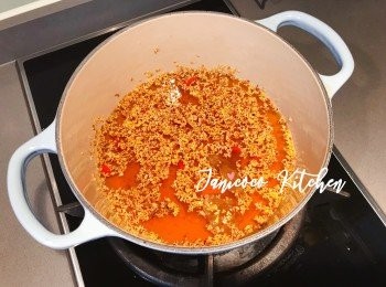 step4: 每一次焗約15分鐘，倒進去另外一個煲里，總共需要沖出900ml茶。