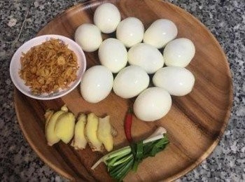 step4: 煮豬腳時，將白煮蛋去殼；薑切片備用。