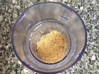 step10: 加熱地瓜時，將腰果或花生打成帶顆粒的粉狀，帶地瓜收汁後，便可擺盤享用。吃時沾著腰果粉或花生粉，真的有夠香的。