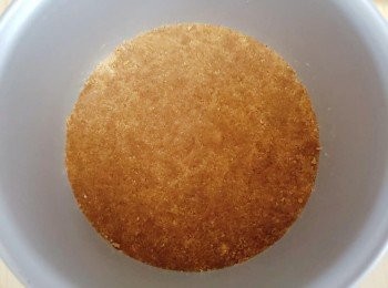 step2: 倒入模具中壓實，放入雪柜冷凍30分鐘