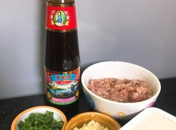 step1: 將豬絞肉加入<span class="group_2">醃料</span>拌勻，
豆腐切粒，蒜瓣剁成蓉。