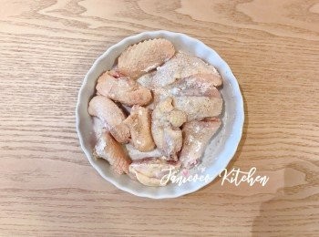 step2: 用栗粉和白胡椒醃雞肉５分鐘。
