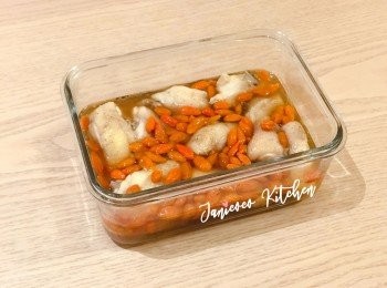 step7: 用食物盒密封雞件和醉雞汁，視乎個人口味可以加上乾桂花，放置雪櫃一晚。