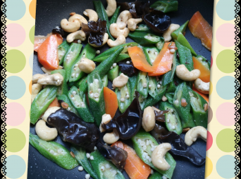 step2: 在鍋中放入適量油，將<span class="group_1">食材</span>放入鍋中炒，途中可以加入少量水，有助蔬菜可以快點熟。