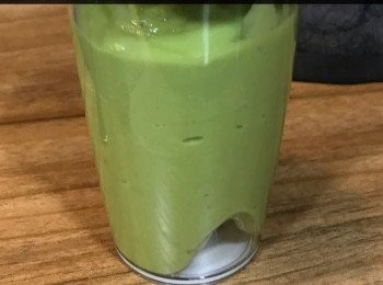 step1: 牛油果去核切粒
雪藏蝦先解凍，用滾水烚大概5分鐘