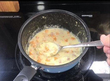 step2: 待粟米牛奶煮滾後加入肉碎及南瓜煮大概5分鐘，煮的時候最好不時用匙羹攪拌，這可以避免黏底！