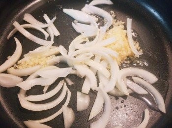 step10: 平底鍋下油爆香蒜蓉和洋蔥。