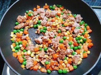 step6: 加入蒜頭，加入雜豆稍炒，