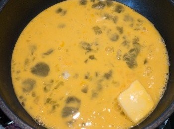 step3: 接著將<span class="group_2">炒蛋材料</span>混合。
平底鍋小火熱油，放入蛋液炒蛋。