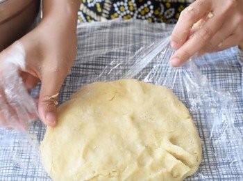 step3: 再逐少加入水，堆成麵糰 （*未必需要用全部的水，如麵糰太乾，加點水；太濕，加點麵粉) 用保鮮紙包好麵糰，放入雪櫃一個小時