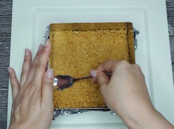 step1: 消化餅放袋中用捧敲碎， 加入牛油溶液攪勻;   把餅碎倒進用錫紙包好的鐵模中； 用匙羹壓平後冷藏有備用