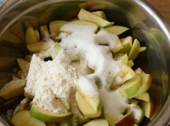 step4: 將蘋果切成薄片，再將餘下的材料拌勻