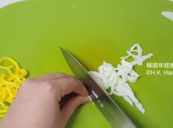 step17: 把蛋黃蛋白卷起來切絲