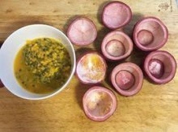 step3: 取出百香果粒和汁後，將百香果殼洗淨，並用滾水浸洗後瀝乾；