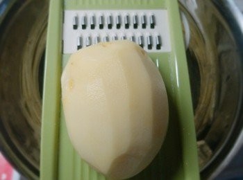 step2: 薯仔去皮刨絲。