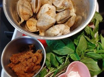 step1: 蜆毎隻用刷子洗淨外殼, 再用鹽水浸1小時備用，用前隔走水份。金不換洗浄摘葉， 備用。