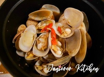 step7: 最後加上蔥花或辣椒裝飾即可上菜。