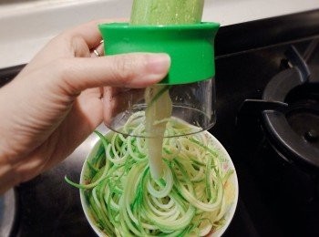 step1: 用刨絲器把翠玉瓜刨成如意大利麵般的長條。