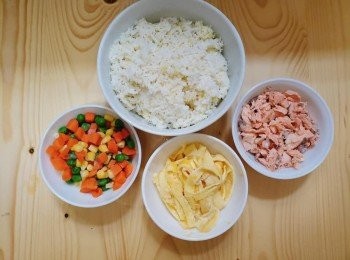 step1: 把三文魚洗凈，瀝乾水份，蒸熟后用叉整碎，備用，雞蛋 1隻 （煎成蛋餅切絲或炒熟都可）
雜豆在開水中燙一下撈出瀝干水份備用。