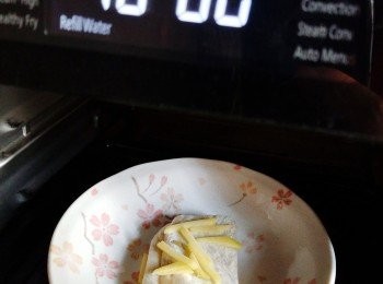 step1: 先將鹹魚和薑絲蒸十分鐘後去骨切碎。