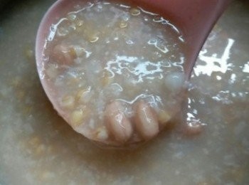 step2: 煲到咁上下時間就可以檢查下花生、麥米、糯米係咪都夠淋同已經煮開，加入適量既片糖即可