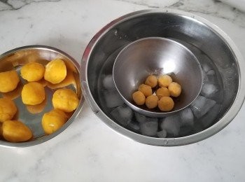 step2: <span class="group_2">奶黃餡</span>做法: 
除了牛油..將所有材料倒入碗內攪勻..開細火..將牛油煮溶..轉中細火..倒入奶黃漿..煮至杰身..收細火.煮至不黏鑊..放涼後...加入<span class="group_1">咸蛋黃</span>搓勻..搓成每份 20g.. 搓成圓形..中間開一小洞..放入<span class="group_1">咸蛋黃</span>搓圓..放回雪櫃備用..