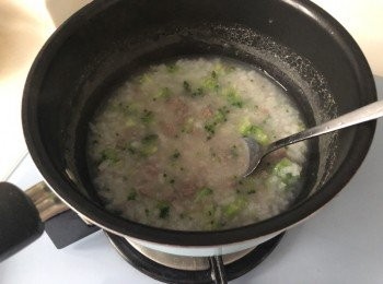 step2: 先煲滾水，將放在碗中的免治牛肉放入煲後 「熄火」 用熱水餘溫整熟牛肉，牛肉先夠滑