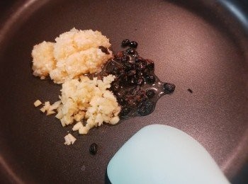 step5: 下油爆香蒜蓉豆豉和薑粒。