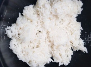 step1: 隔夜冷飯/即煮飯(落水份量比平時少便可)