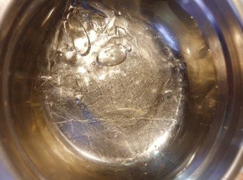 step3: 魚膠片剪塊再用冰水浸至軟身。